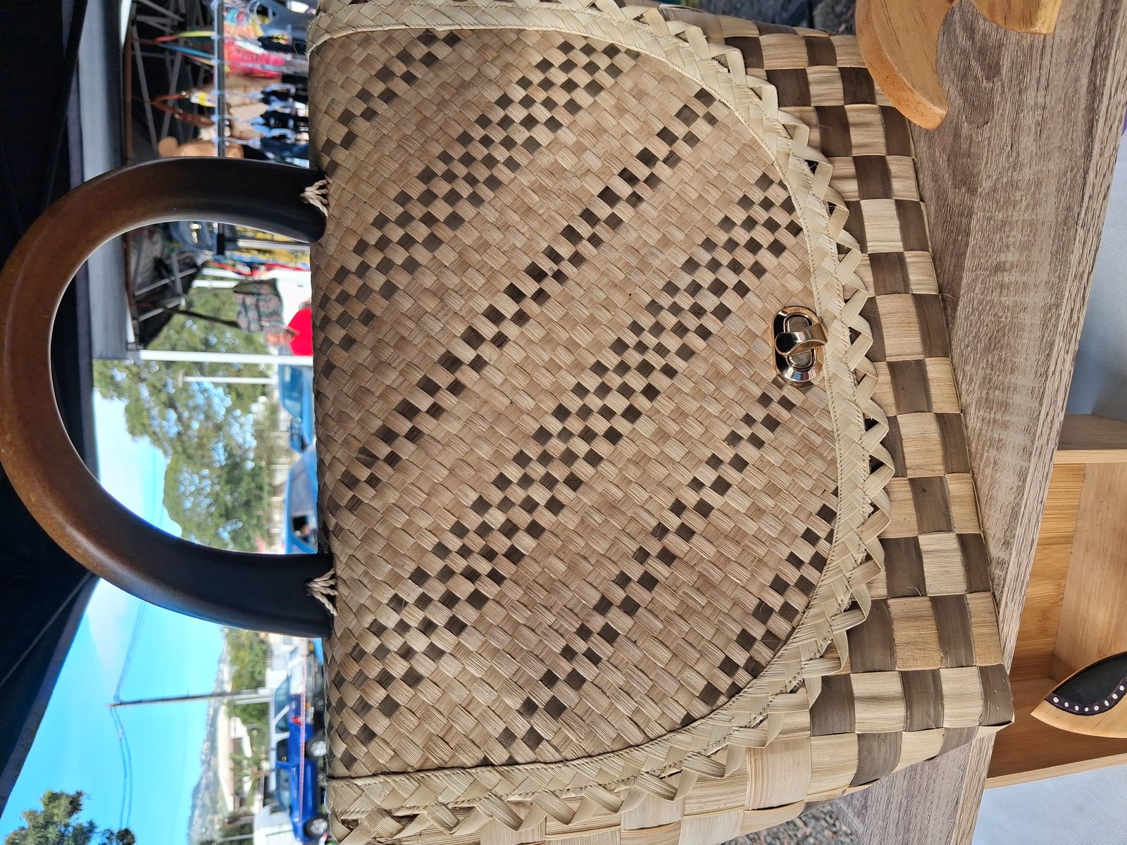 Panier tressé Nakuhei, poignées en bois et fermoir doré