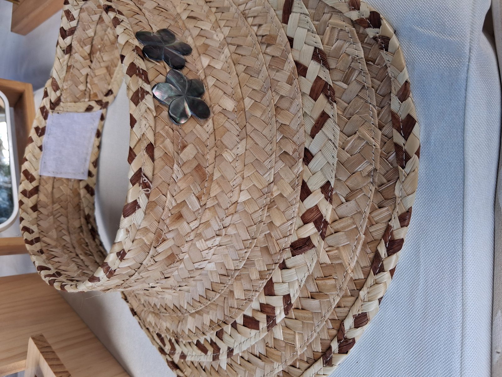 Chapeau tressé Nakuhei orné de fleurs en nacre