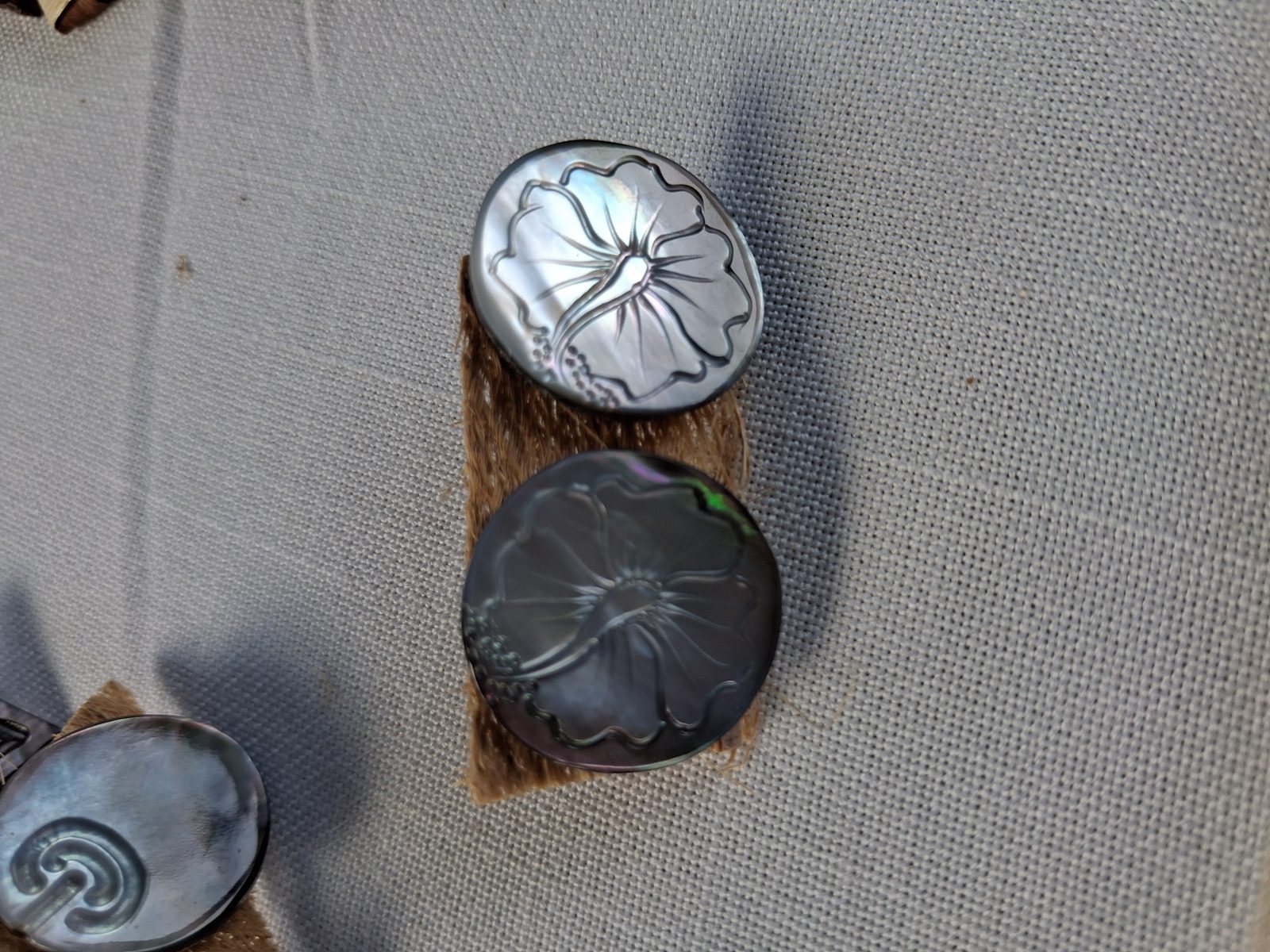 Boucles d'oreille en nacre gravée, motif hibiscus