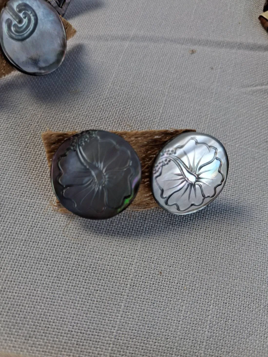 Boucles d'oreille en nacre gravée Nakuhei