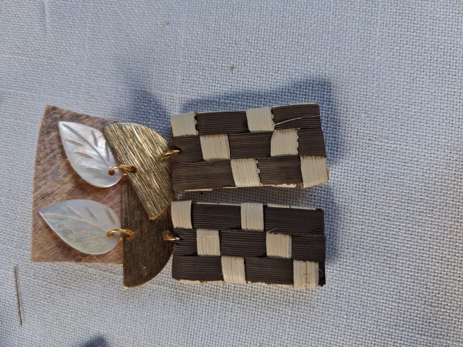 Boucles d'oreille en fibres tressées avec breloque en laiton feuille