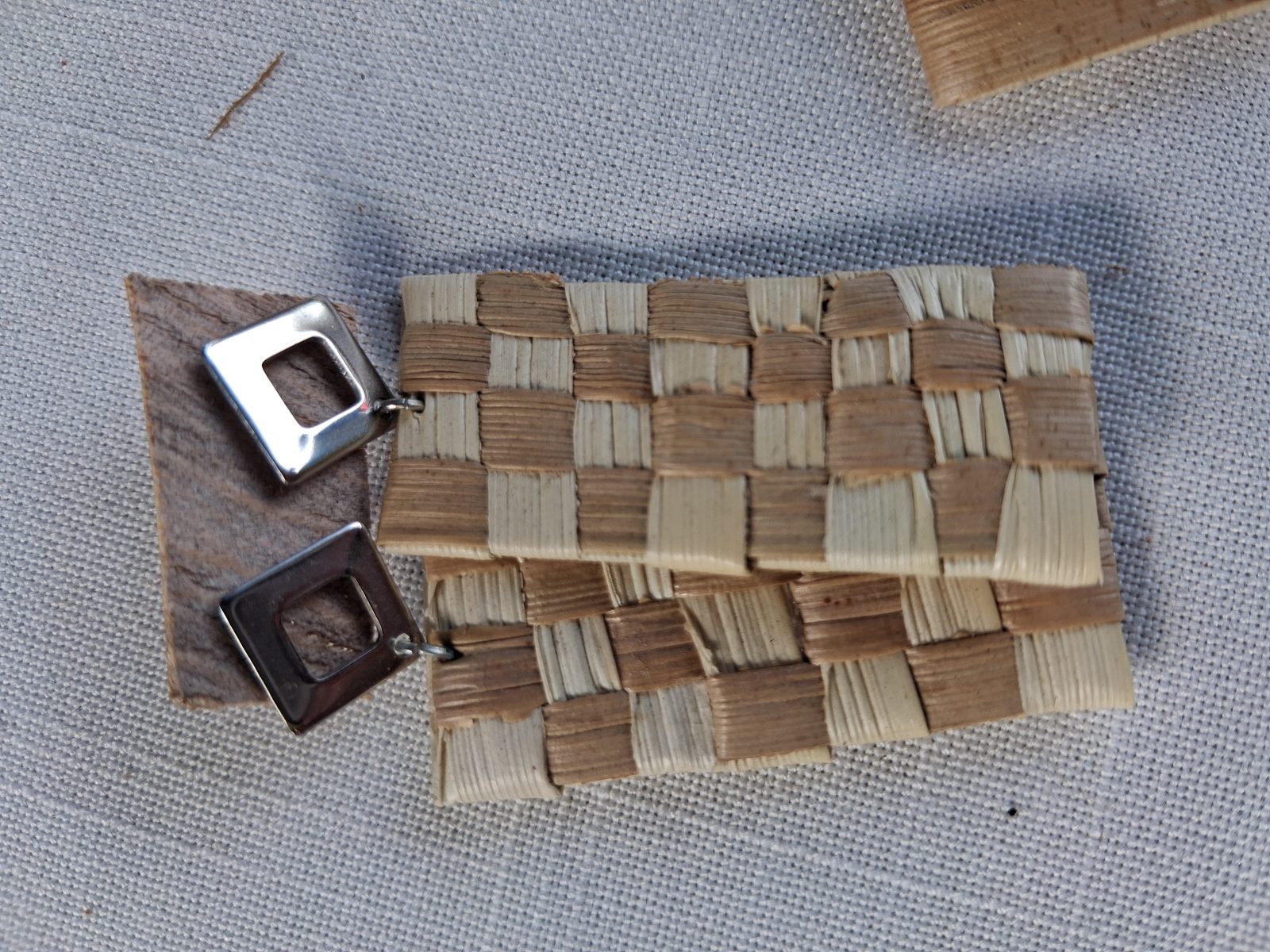 Boucles d'oreille tressées avec puce carrée argentée