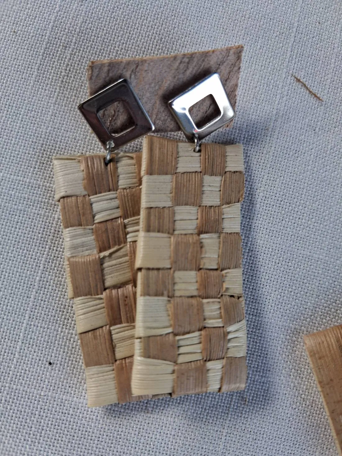 Boucles d'oreille tressées avec puce carrée argentée