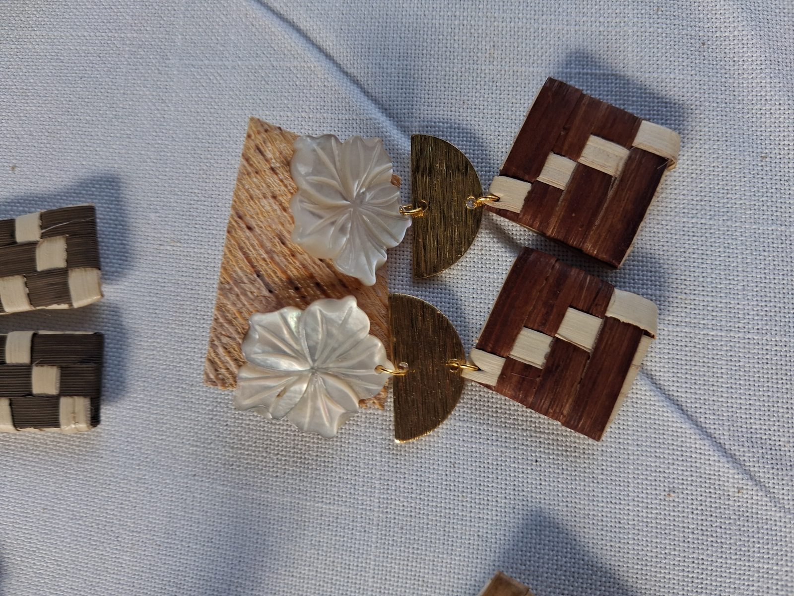 Boucles d'oreille avec fleur de nacre et tressage carré