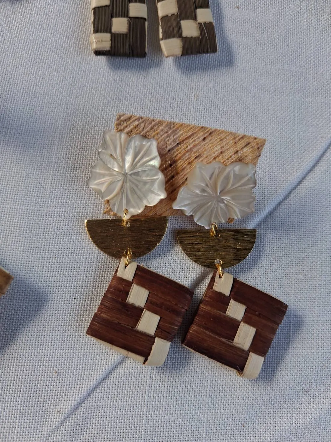 Boucles d'oreille avec fleur de nacre et tressage carré